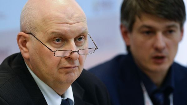 Директор Центра исследований федерального и региональных рынков алкоголя ЦИФРРА Вадим Дробиз (слева) (15 января 2015). Директор Центра исследований федерального и региональных рынков алкоголя ЦИФРРА Вадим Дробиз (слева) (15 января 2015). - Sputnik Армения