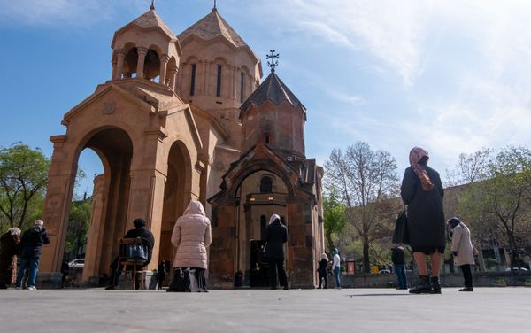 Служба во время карантина в церкви Святой Богородицы (9 апреля 2020). Еревaн - Sputnik Армения