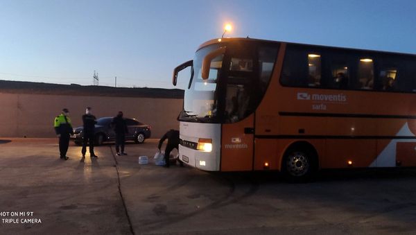 Грузия предоставила транзитный коридор для двух автобусов с гражданами Армении, приезжающих из Турции (9 апреля 2020). Грузия - Sputnik Армения