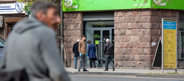 Люди перед офисом компании Ucom на проспекте Маштоца (10 апреля 2020). Еревaн Люди перед офисом компании Ucom на проспекте Маштоца (10 апреля 2020). Еревaн - Sputnik Армения
