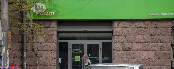 Мужчина проходит мимо офиса компании Ucom на проспекте Маштоца (10 апреля 2020). Еревaн - Sputnik Армения