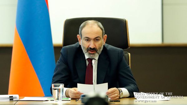 Премьер-министр Армении Никол Пашинян во время межправительственного совета ЕЭК (10 апреля 2020). Еревaн - Sputnik Армения