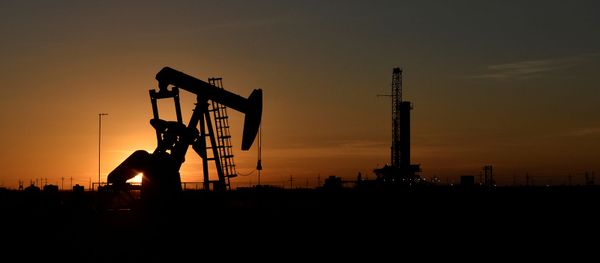 Месторождение нефти в Мидленде на закате (22 августа 2018). Техас - Sputnik Армения