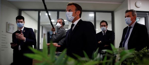 Президент Франции Эммануэль Макрон в защитной маске беседует с медработниками во время посещения медицинского центра в Пантене (7 апреля 2020). Франция - Sputnik Армения