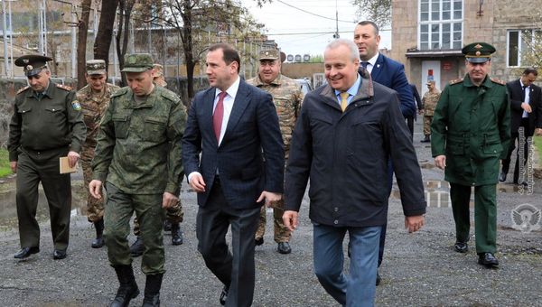 Министр обороны Давид Тоноян и Посол РФ в Армении Сергей Копыркин ознакомились с деятельностью мобильной лаборатории по исследованию Covid-19 (11 апреля 2020). Еревaн - Sputnik Армения