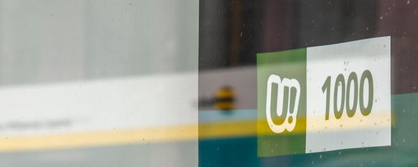 Отражение логотипа Beeline в витрине офиса компании Ucom - Sputnik Армения