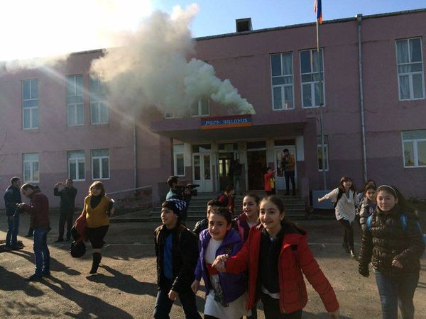 Тактические учения МЧС: защита учеников и сотрудников в случае воздушного налета противника Тактические учения МЧС: защита учеников и сотрудников в случае воздушного налета противника - Sputnik Армения