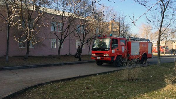 Тактические учения МЧС: защита учеников и сотрудников в случае воздушного налета противника - Sputnik Армения