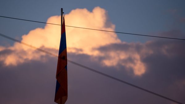 Флаг Армении во время заката Флаг Армении во время заката - Sputnik Армения