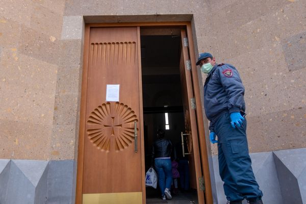 Սուրբ Հարության պատարագն արտակարգ դրության պայմաններում. ոստիկանները հսկում են եկեղեցու մուտքը, որպեսզի մարդկանց հոսք չլինի - Sputnik Արմենիա