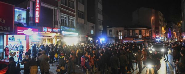 Люди собираются возле магазина, чтобы купить продукты, после объявления комендантского часа (10 апреля 2020). Стамбул - Sputnik Армения