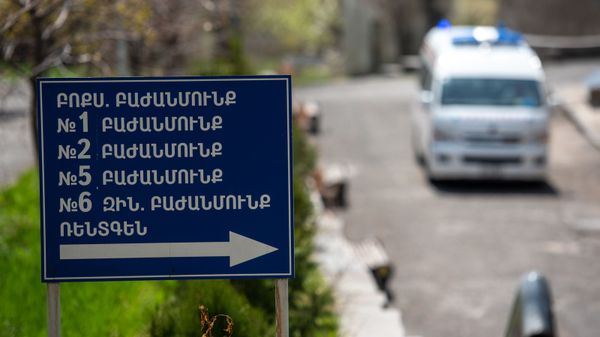 Автомобиль скорой помощи на территории инфекционной больницы Норк - Sputnik Արմենիա
