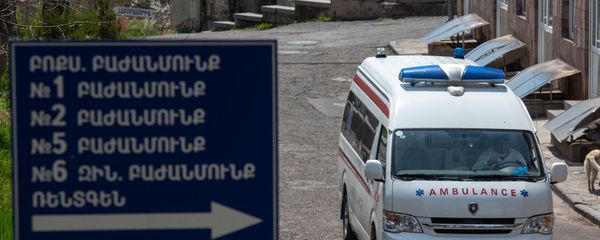 Автомобиль скорой помощи на территории инфекционной больницы Норк Автомобиль скорой помощи на территории инфекционной больницы Норк - Sputnik Արմենիա