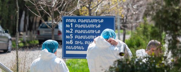 Сотрудники инфекционной больницы Норк около указателя в отделения медцентра - Sputnik Արմենիա