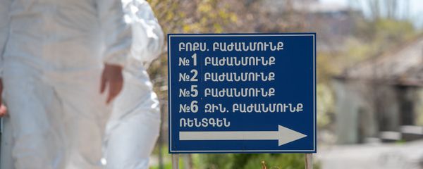 Сотрудники инфекционной больницы Норк проходят мимо указателя - Sputnik Արմենիա