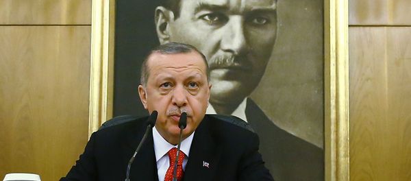 На фоне фотографии Мустафы Ататюрка, президент Турции Реджеп Тайип Эрдоган ведет переговоры во время пресс-конференции перед вылетом на саммит ЕС-Турция (26 марта 2018). Стамбул - Sputnik Армения