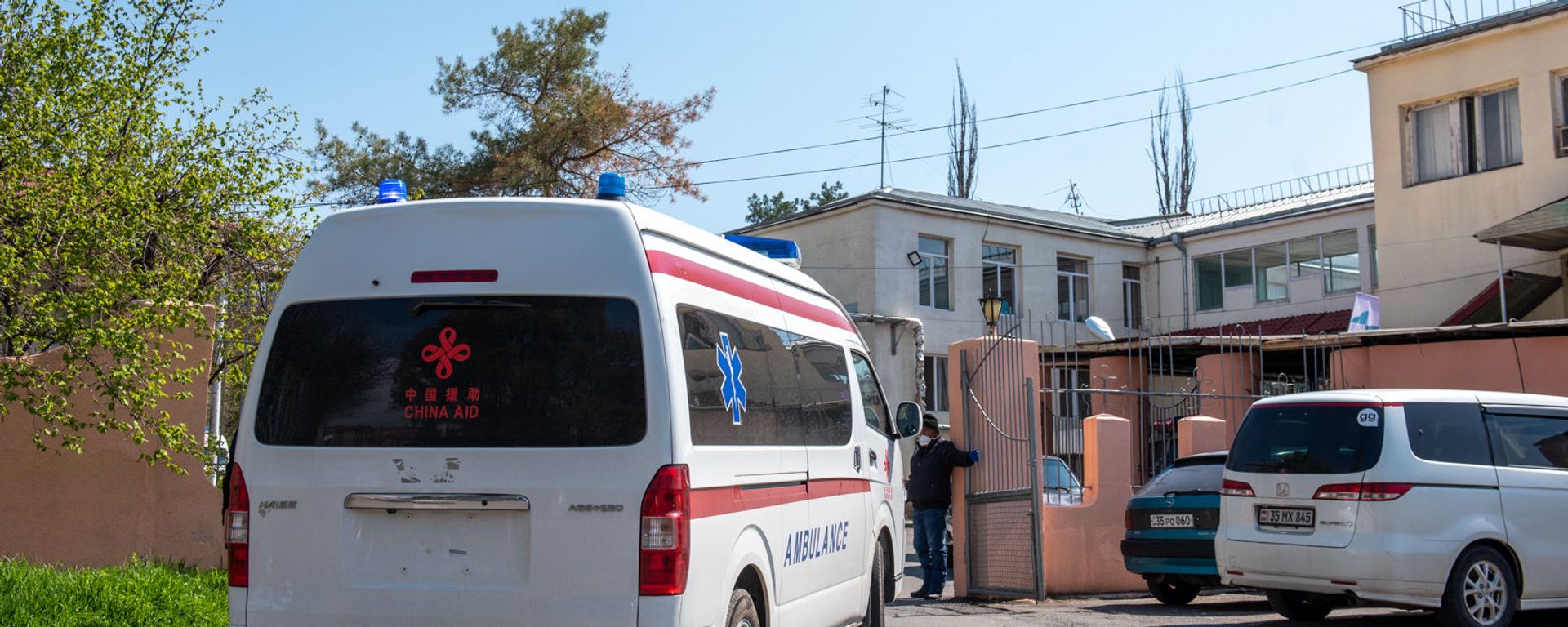 Карета скорой помощи въезжает на территорию инфекционной больницы Норк - Sputnik Արմենիա, 1920, 04.06.2021