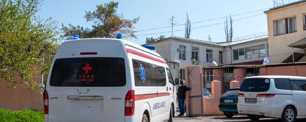 Карета скорой помощи въезжает на территорию инфекционной больницы Норк - Sputnik Արմենիա