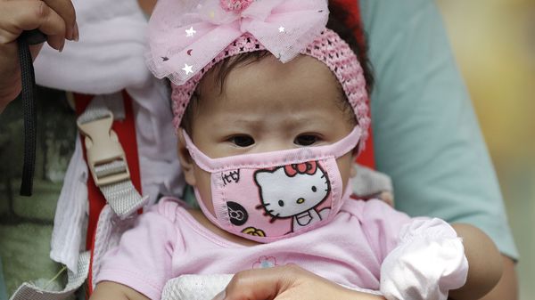 Малышка в защитной маске Hello Kitty в Маниле, Филиппины - Sputnik Армения