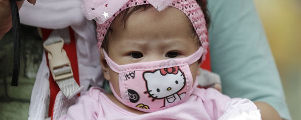Малышка в защитной маске Hello Kitty в Маниле, Филиппины Малышка в защитной маске Hello Kitty в Маниле, Филиппины - Sputnik Արմենիա