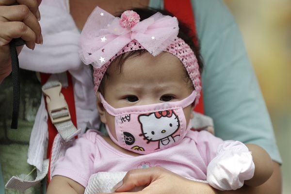 Малышка в защитной маске Hello Kitty в Маниле, Филиппины - Sputnik Армения