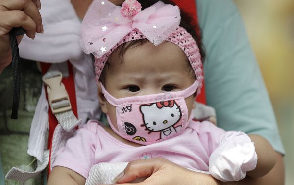 Малышка в защитной маске Hello Kitty в Маниле, Филиппины Малышка в защитной маске Hello Kitty в Маниле, Филиппины - Sputnik Армения