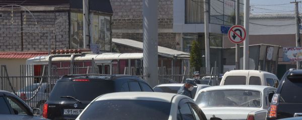 Пробка в Аргаванде из-за акции протеста водителей общественного транспорта (14 апреля 2020). Еревaн - Sputnik Արմենիա