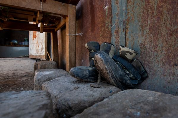 Старая обувь во дворе дома семьи Саркисянов Старая обувь во дворе дома семьи Саркисянов - Sputnik Армения