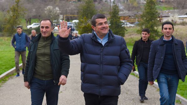 Кандидат в президенты Карабаха Араик Арутюнян во время предвыборной агитации (25 марта 2020). Гадрут - Sputnik Армения