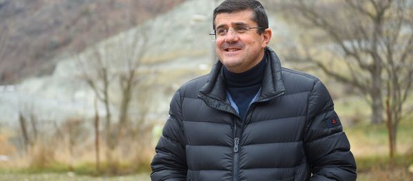 Кандидат в президенты Карабаха Араик Арутюнян во время предвыборной агитации (25 марта 2020). Гадрут - Sputnik Արմենիա