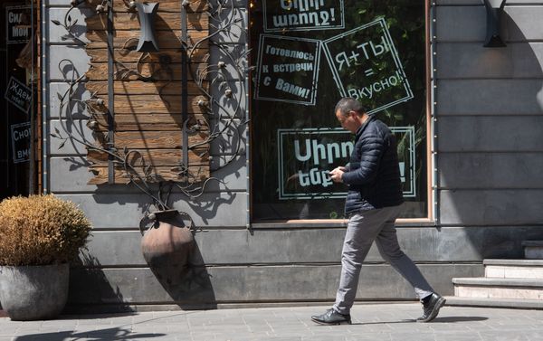 Надписи на витрине одного из ресторанов в Ереване Надписи на витрине одного из ресторанов в Ереване - Sputnik Армения