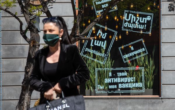 Надписи на витрине одного из ресторанов в Ереване Надписи на витрине одного из ресторанов в Ереване - Sputnik Армения