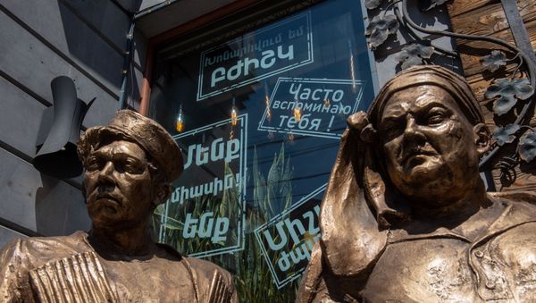 Надписи на витрине одного из ресторанов в Ереване - Sputnik Արմենիա