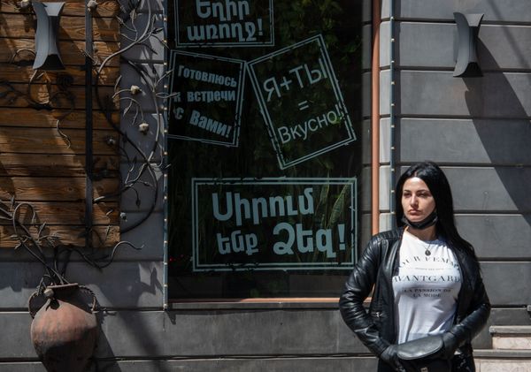 Я - твой антивирус, ты - моя вакцина, или Как не унывают в закрытых ресторанах Еревана Я - твой антивирус, ты - моя вакцина, или Как не унывают в закрытых ресторанах Еревана - Sputnik Армения