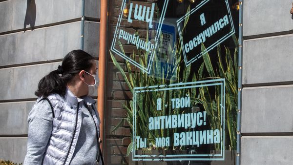Надписи на витрине одного из ресторанов в Ереване - Sputnik Армения
