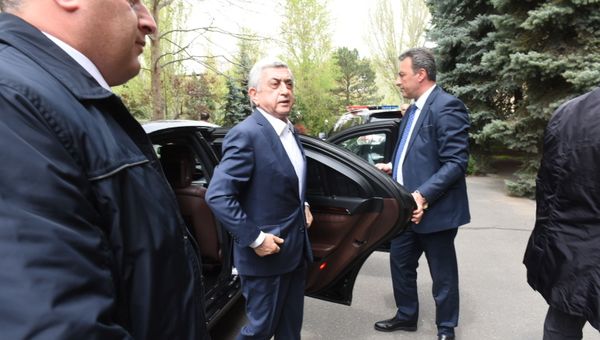Третий президент Армении Серж Саргсян на заседании апрельской комиссии в парламенте (16 апреля 2020). Еревaн - Sputnik Армения