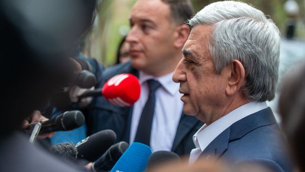 Третий президент Армении Серж Саргсян на заседании апрельской комиссии в парламенте (16 апреля 2020). Еревaн - Sputnik Արմենիա
