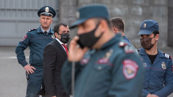 Протест армян, граждан РФ, у российского посольства (16 апреля 2020). Еревaн - Sputnik Армения