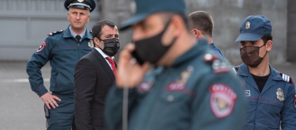 Протест армян, граждан РФ, у российского посольства (16 апреля 2020). Еревaн - Sputnik Արմենիա