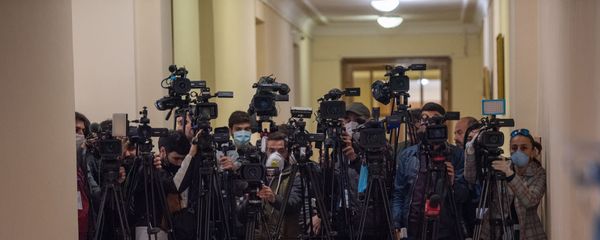 Пресса в защитных масках на заседании Национального собрания (16 апреля 2020). Еревaн - Sputnik Արմենիա