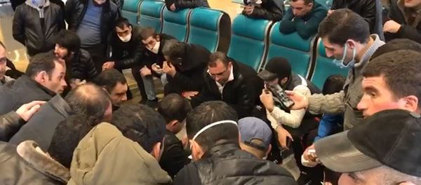 Граждане Армении собрались в московском аэропорту Домодедово в надежде на вылет домой Граждане Армении собрались в московском аэропорту Домодедово в надежде на вылет домой - Sputnik Армения
