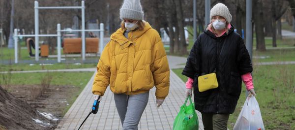 Девушки с собакой в маске в Москве - Sputnik Армения