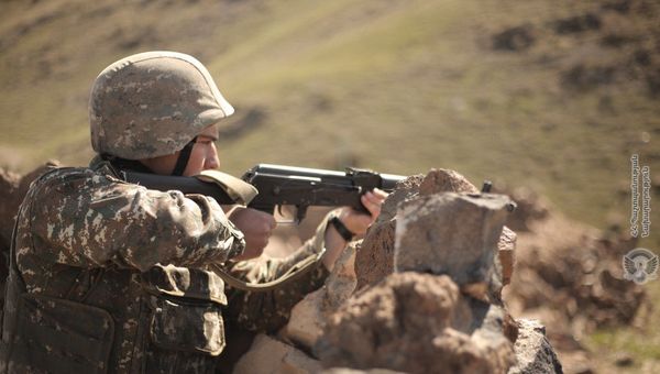 Армянские военнослужащие на практических занятиях по боевой подготовке - Sputnik Արմենիա