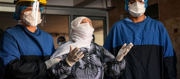 Медперсонал турецкой больницы приветствует 93-летнюю пациентку, вылечившуюся от коронавируса (10 апреля 2020). Стамбул - Sputnik Արմենիա