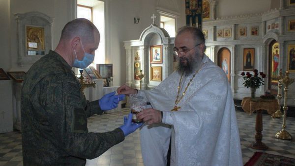 Наставник храма Пресвятой Богородицы протоиерей Арсений проводит службу в канакерском православном храме (18 апреля 2020). Еревaн Наставник храма Пресвятой Богородицы протоиерей Арсений проводит службу в канакерском православном храме (18 апреля 2020). Еревaн - Sputnik Армения