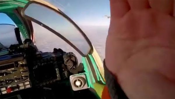 МиГ-31 прикрывает Ту-95МС от F-16 - Sputnik Армения