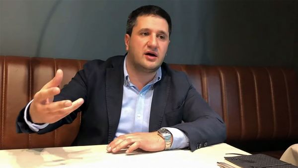 Кадр из видeообращения Айка Есаяна сотрудникам Ucom - Sputnik Армения