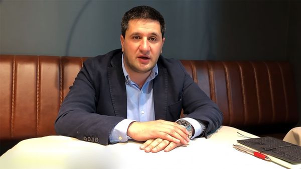 Кадр из видeообращения Айка Есаяна сотрудникам Ucom - Sputnik Արմենիա