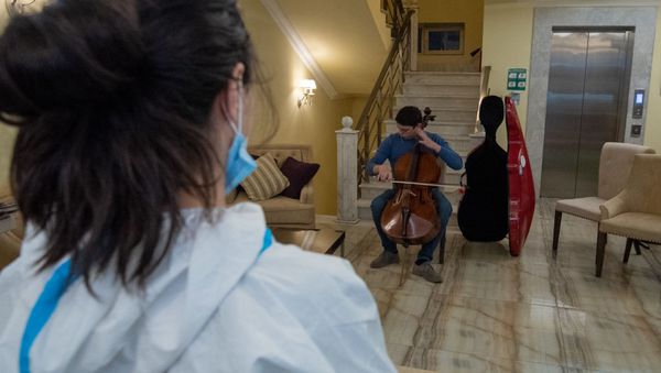 Концерт благодарности Нарека Ахназаряна медикам и персоналу гостиницы, где музыкант провел двухнедельную изоляцию (21 апреля 2020). Еревaн - Sputnik Армения