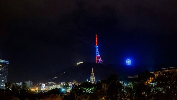 Телебашня в Тбилиси окрасилась в цвета армянского флага (21 апреля 2020). Тбилиси - Sputnik Արմենիա